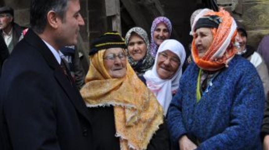 30 yıl sonra beldeye gelen validen d&uuml;ğ&uuml;n salonu istediler