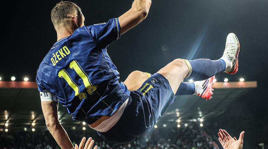Edin Dzeko'ya Şanlı Veda! Bosnalı Taraftarlar Unutulmaz Golc&uuml;y&uuml; Unutmadı