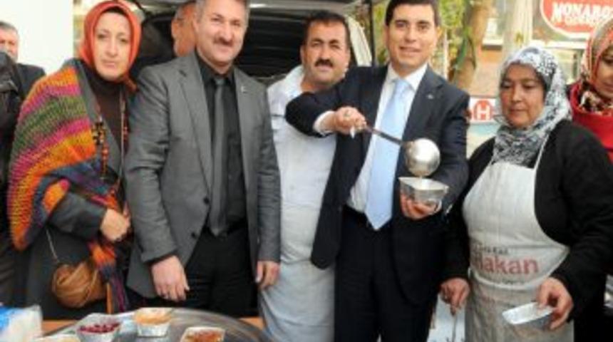 AK Partili kadınlar Kepez'de aşure dağıttı