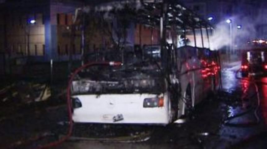 Park halindeki otob&uuml;s alev alev yandı