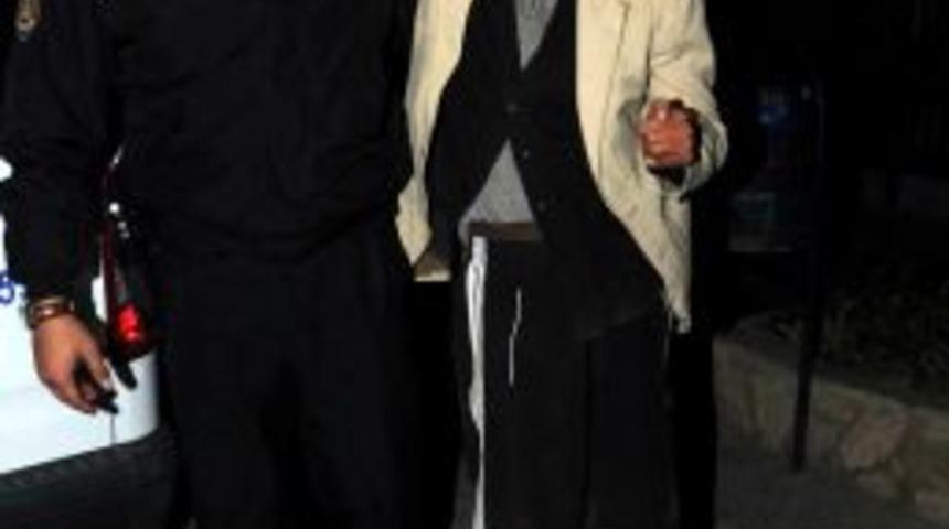 Oğlu tarafından sokağa atılan yaşlı adama polis sahip &ccedil;ıktı