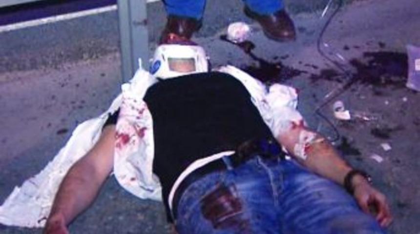 Kavgadan ka&ccedil;arken bariyere &ccedil;arpıp ağır yaralandı