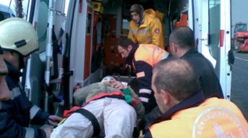 Aşırı hız yapan minib&uuml;s direğe &ccedil;arptı, 3 yaralı