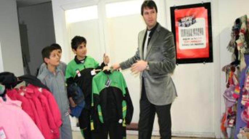 Erzincanlı işadamları, depremzede &ouml;ğrencileri el &uuml;st&uuml;nde tutuyor