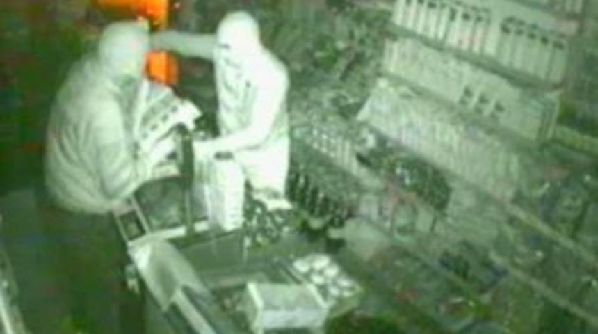 Maskeli soyguncular g&uuml;venlik kamerasında