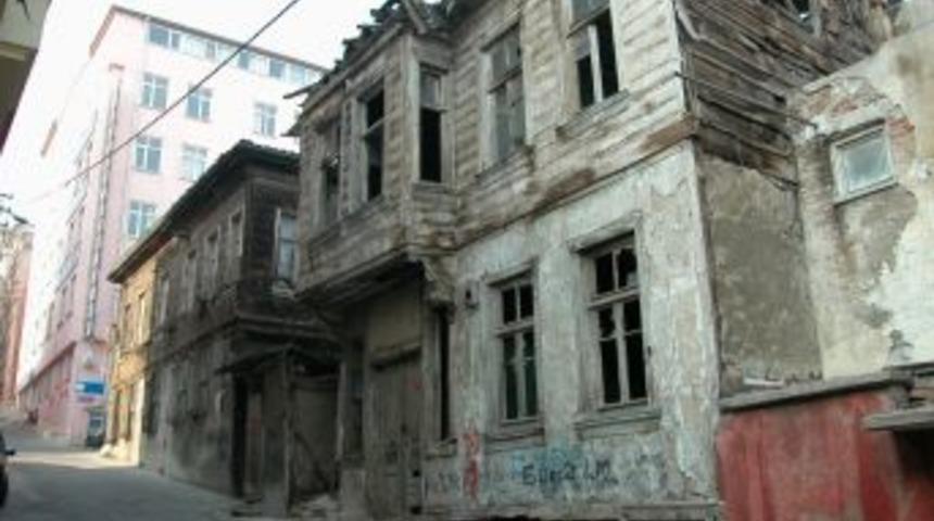 Tarihi binanın demir korkuluklarını s&ouml;ken hurdacı yakalandı