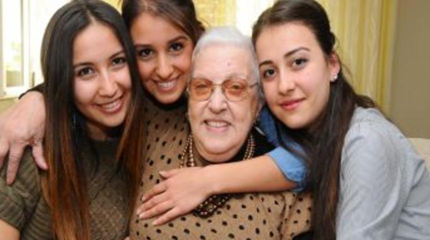 90. yaş g&uuml;n&uuml;n&uuml; s&uuml;rpriz partiyle kutladı