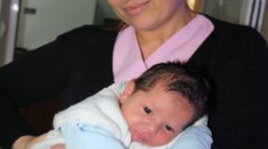 Terk edilen bebek, 4 g&uuml;nde evlatlık olarak verildi