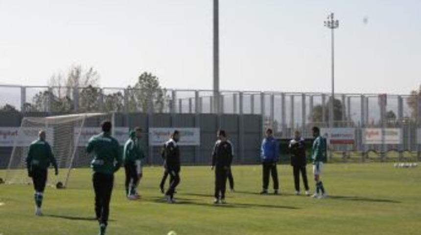 Bursaspor, 19 oyuncusundan yoksun &ccedil;alıştı