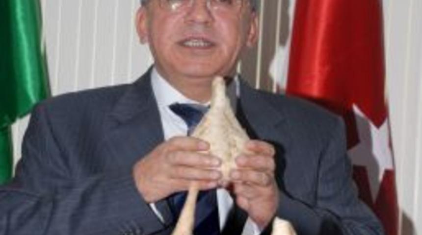 Şeker pancarlarıyla basın toplantısı yaptı