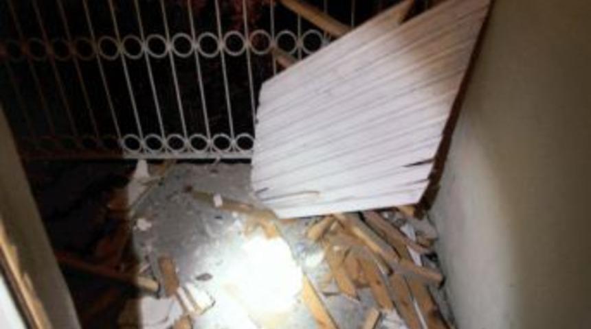 Adana'da ter&ouml;r &ouml;rg&uuml;t&uuml; mensupların bomba yaparken &ouml;ld&uuml;ğ&uuml; evde hasar oluştu.