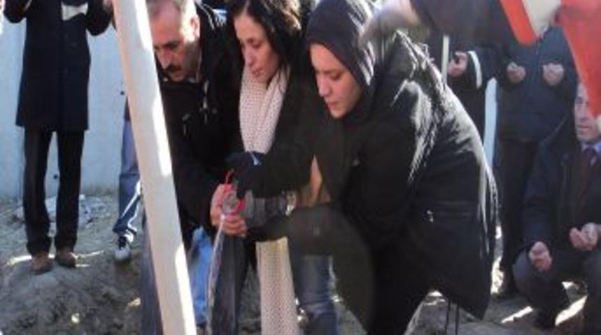 'Laz Ziya'yı son yolculuğuna arkadaşları uğurladı