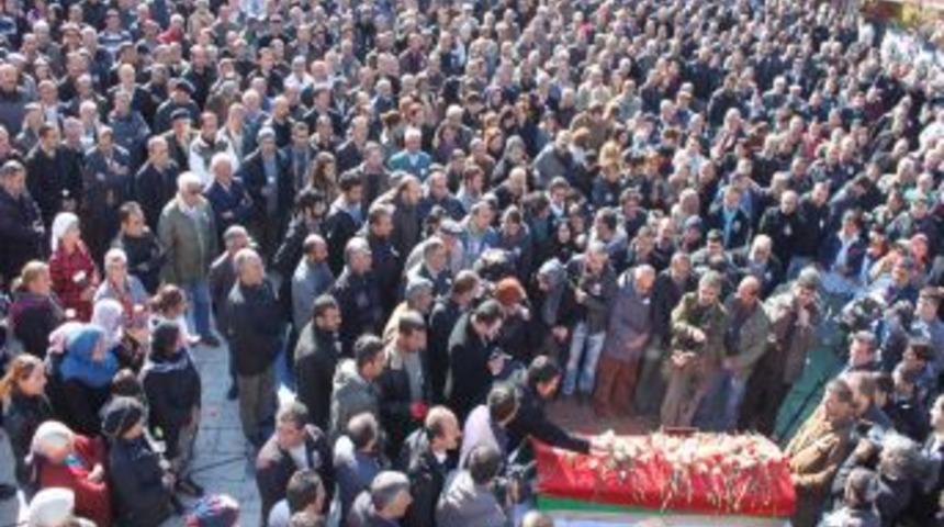 Gazeteci Cem Emir son yolculuğuna uğurlandı