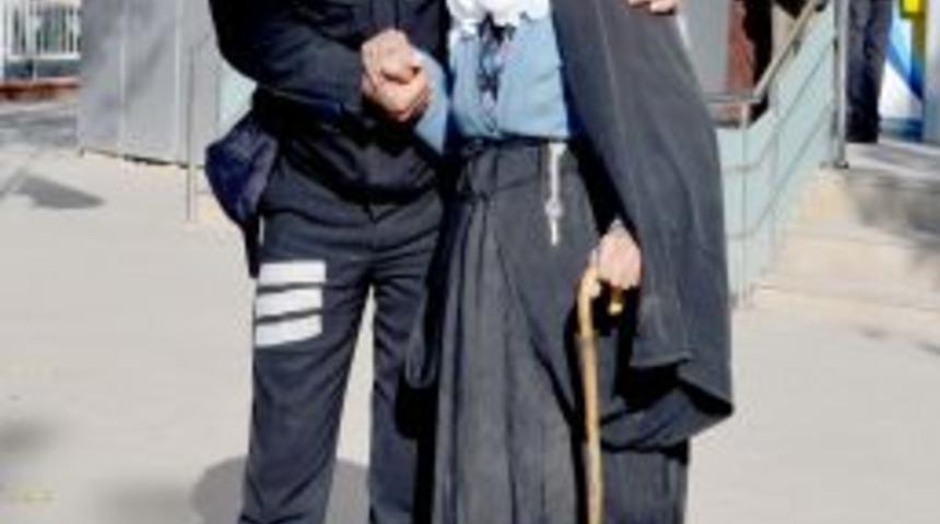 Yolda kalan yaşlı kadının yardımına polis yetişti