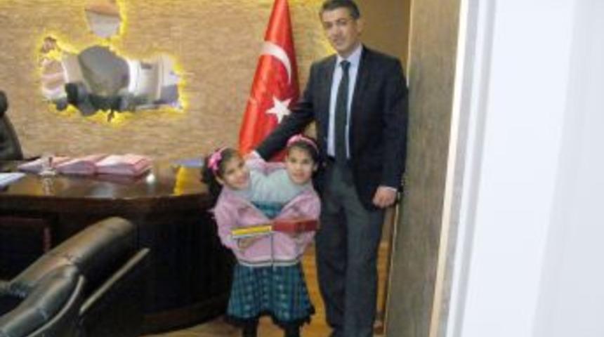 Siyam ikizleri &ouml;ğretmen olmak istiyor