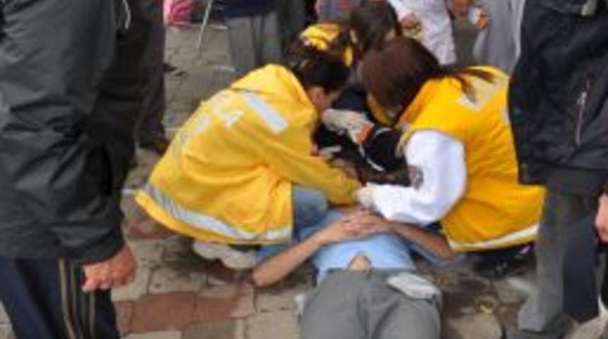 3 katlı binadan d&uuml;şen genci g&uuml;neşlikler kurtardı