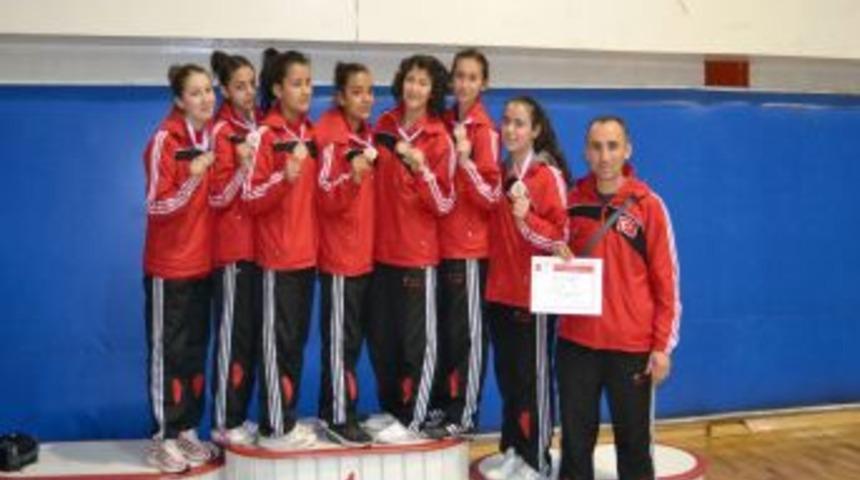 Sarar Spor Kul&uuml;b&uuml;, taekwon-doda madalyaları topladı