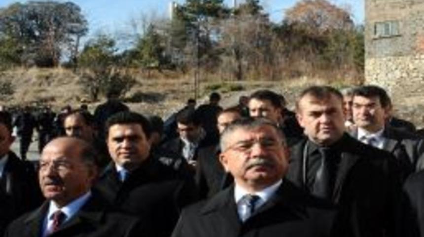 Milli Savunma Bakanı Yılmaz: Ter&ouml;r, hak ve &ouml;zg&uuml;rl&uuml;klerin d&uuml;şmanıdır