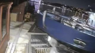 Üsküdar'da yolcu vapuru yalıya çarptı! Rıhtımımı yok ettiler