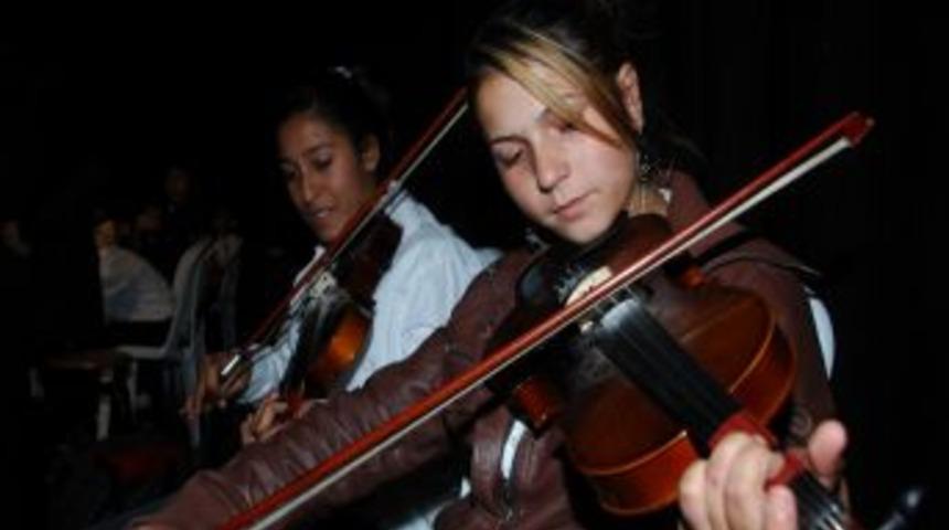 Usta-&ccedil;ırak el ele konser verdi