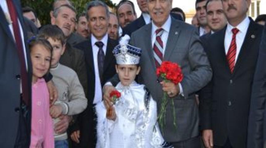 B&uuml;lent Arın&ccedil; 9.su d&uuml;zenlenen Zeytin ve K&uuml;lt&uuml;r Festivaline katıldı