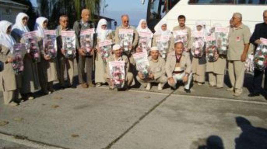 Hacılar &Ccedil;i&ccedil;eklerle Karşılandı