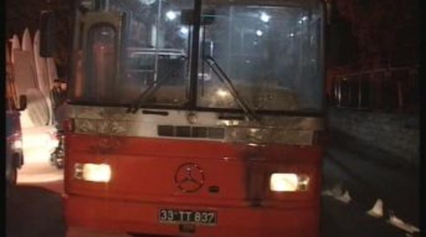 D&uuml;ğ&uuml;ne giden belediye otob&uuml;s&uuml;ne molotoflu ve taşlı saldırı