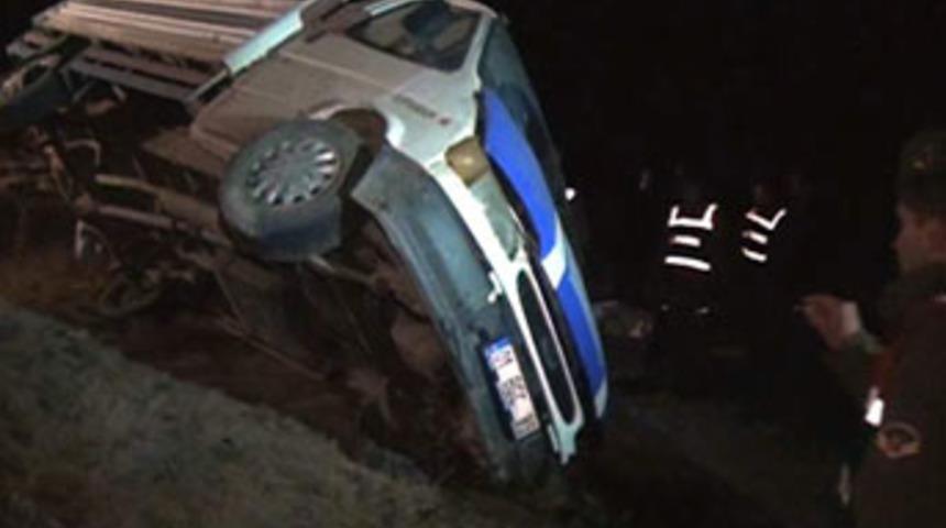 Kamyonet takla attı baba oğul &ouml;ld&uuml;