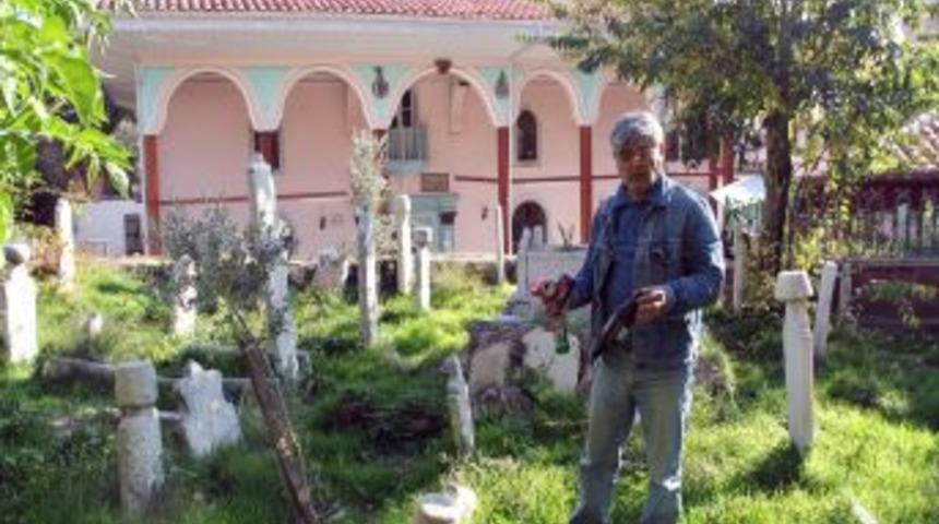 446 yıllık caminin haziresi &ccedil;&ouml;pl&uuml;ğe d&ouml;nd&uuml;