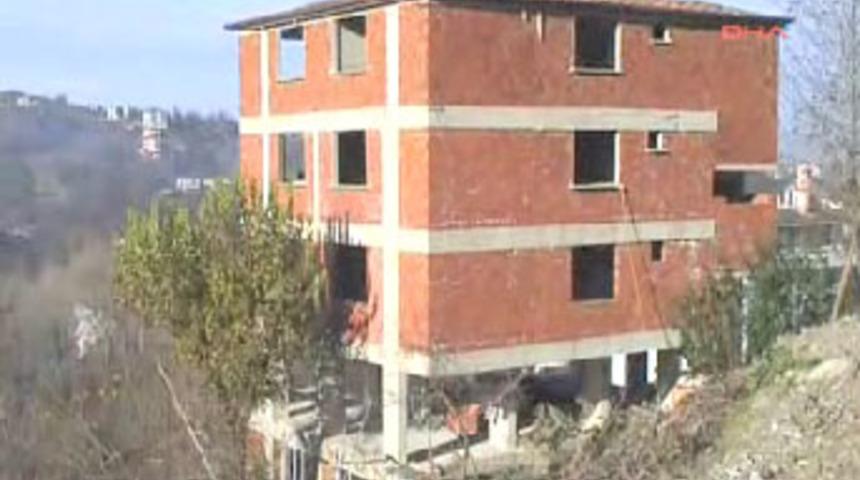 4 katlı bina &ccedil;&ouml;kt&uuml;, yerine 5 katlısını yaptı