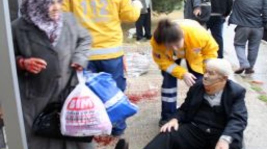 Yolcu otob&uuml;s&uuml; devrildi: 32 yaralı