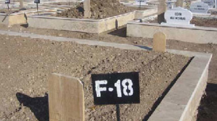 Madımak sanığının mezarında F-18 tesad&uuml;f&uuml;