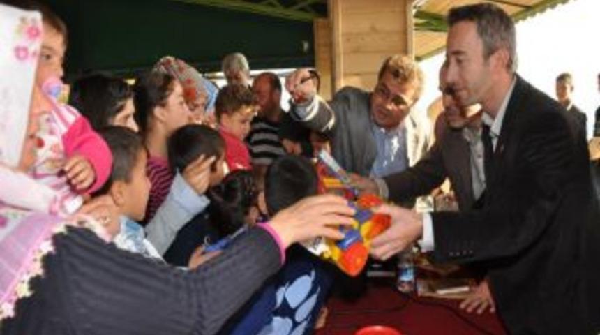 SP'liler, Manavgat'ta depremzede &ccedil;ocuklara oyuncak dağıttı