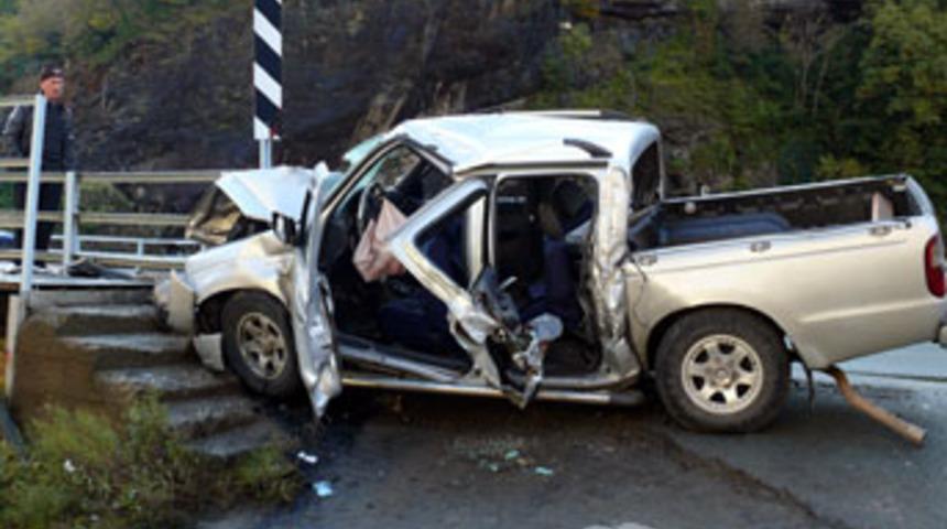 Artvin'de trafik kazası: 2 &ouml;l&uuml;, 4 yaralı