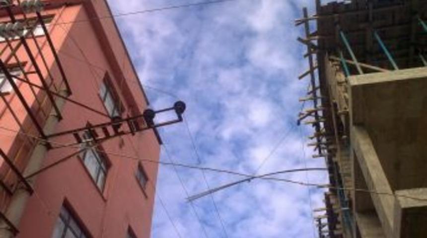 Elektrik akımına kapılan iki iş&ccedil;i yaralandı