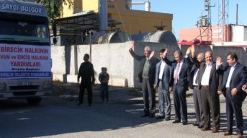 Birecikliler depremzedeler i&ccedil;in 2 TIR dolusu yardım g&ouml;nderdi