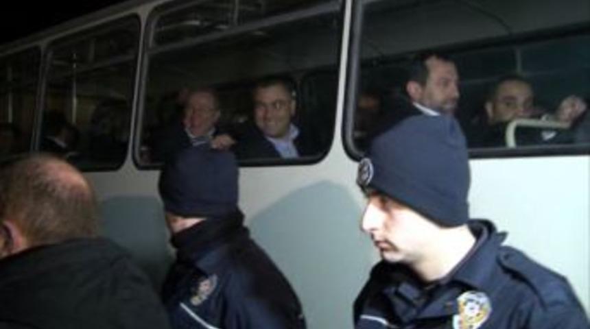 Operasyonda g&ouml;zaltına alınan zanlıların savcı tarafından ifadesi alınıyor