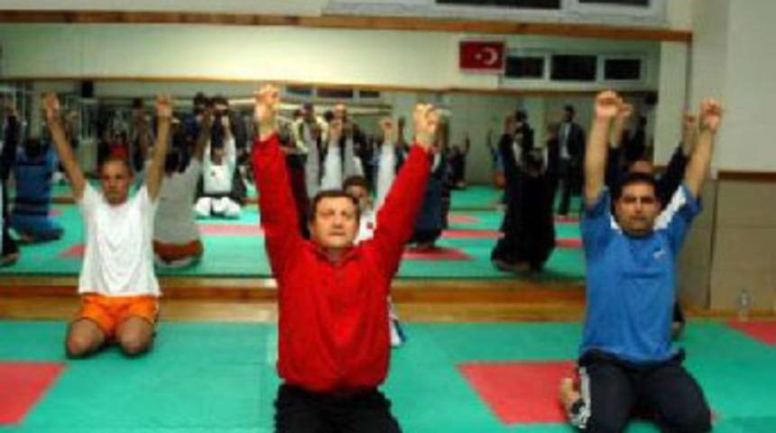 Polisine obez diyen müdüre hapis