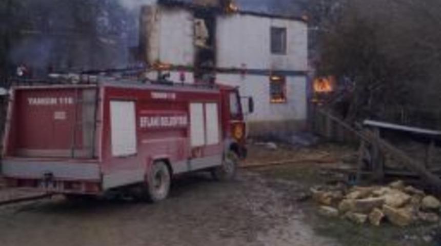 Gece iki ev yandı