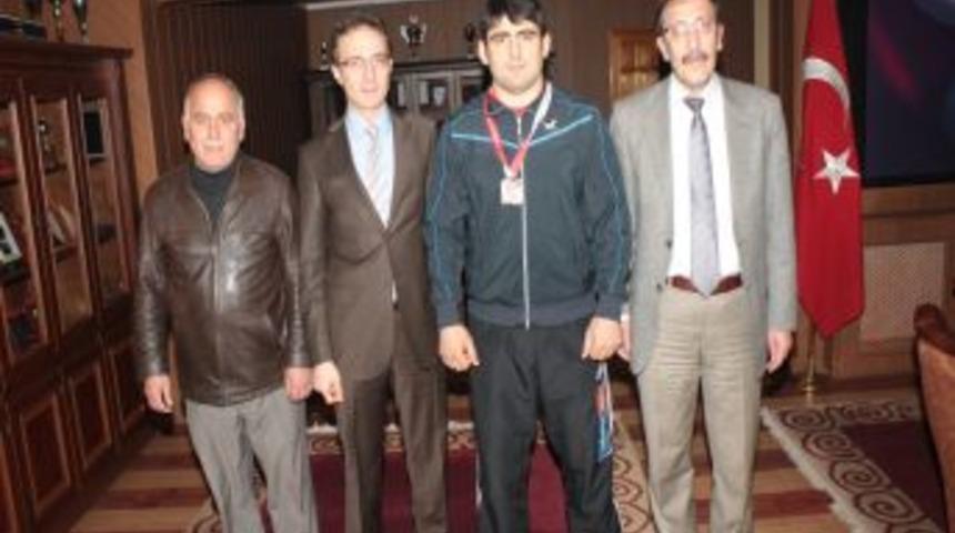 Paland&ouml;ken Belediye Başkanı Bulutlar, şampiyon g&uuml;reş&ccedil;iyi &ouml;d&uuml;llendirdi