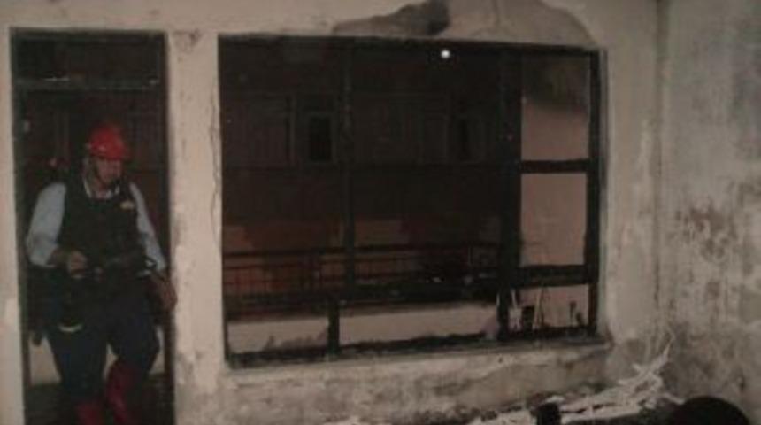 Alanya&rsquo;daki ev yangınında bir kişi zehirlendi