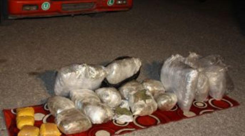 Van&rsquo;a yardım taşıyan TIR&rsquo;a uyuşturucu y&uuml;klenmiş