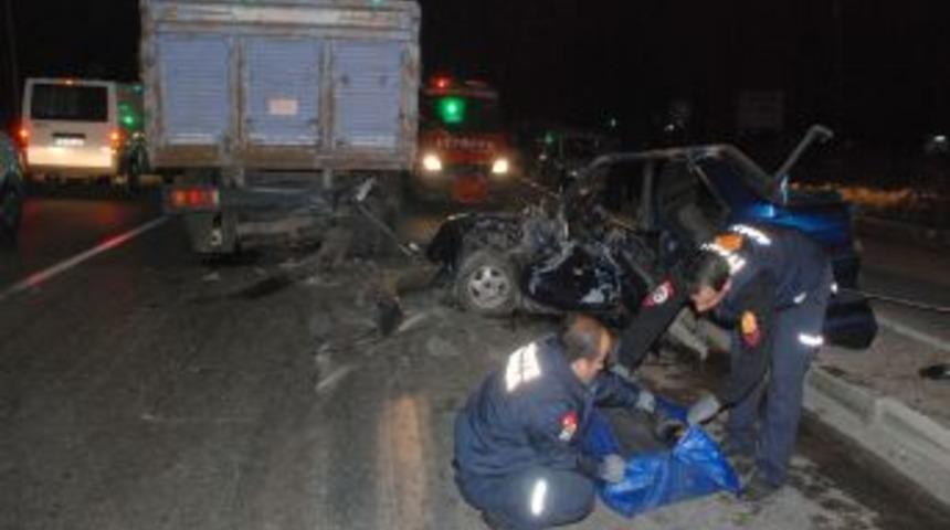 Adana'da trafik kazası: 2 &ouml;l&uuml;