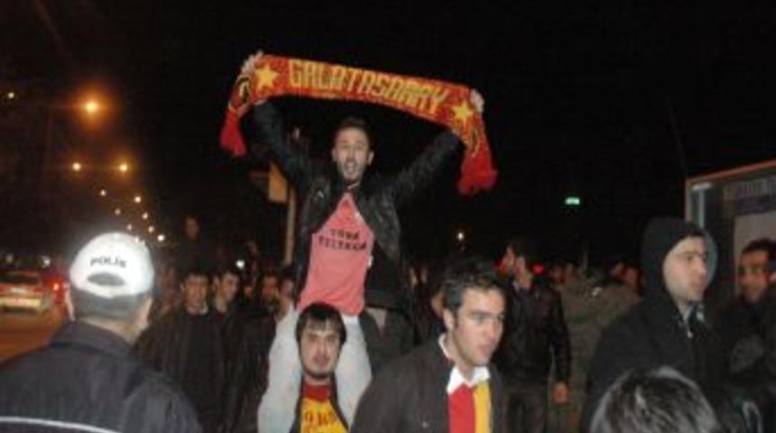 Galatasaray&rsquo;ın galibiyeti Kırşehir&rsquo;i sokağa d&ouml;kt&uuml;