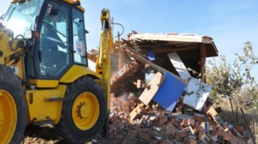 G&ouml;lbaşı'nda TOKİ arazisindeki ka&ccedil;ak yapılar yıkıldı