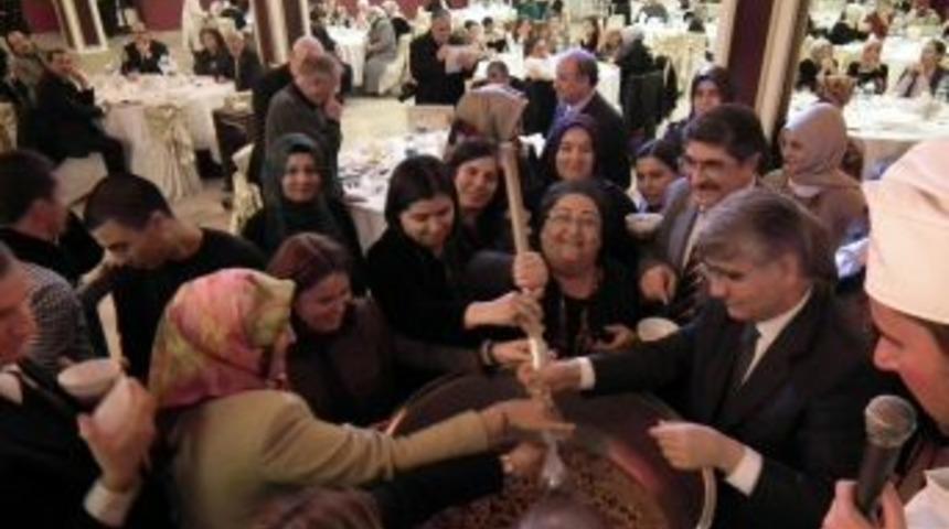 Farklı k&uuml;lt&uuml;rler aşure gecesinde bir araya geldi