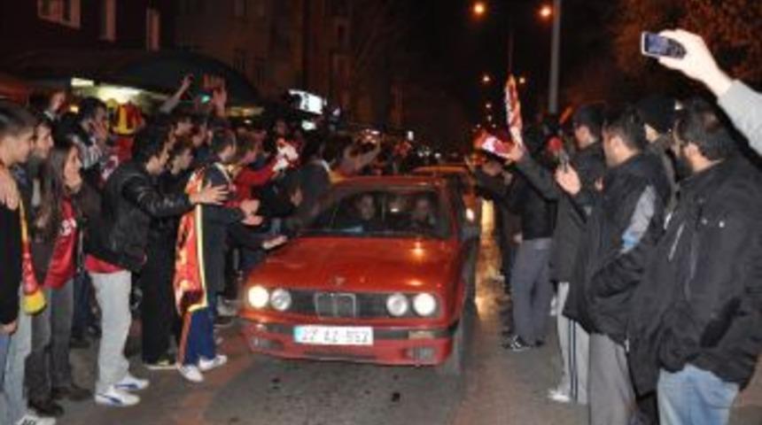 Galatasaray&rsquo;ın galibiyeti taraftarı sokağa d&uuml;şt&uuml;