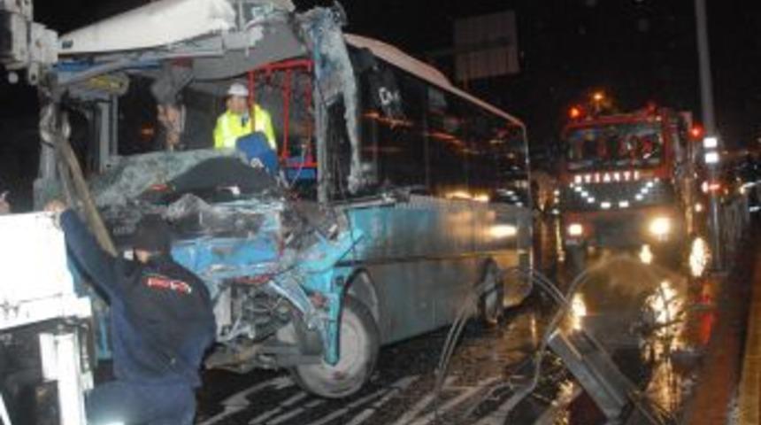 Halk otob&uuml;s&uuml; metrob&uuml;se &ccedil;arptı: 1'i ağır 6 yaralı