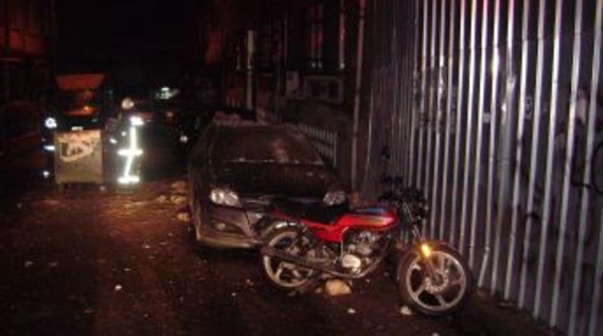 Tarihi binanın &ccedil;atısı otomobillerin &uuml;zerine &ccedil;&ouml;kt&uuml;