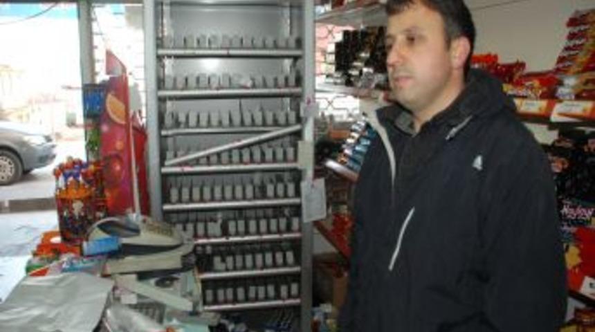 Mahalle bakkallarından para ve sigara &ccedil;aldılar